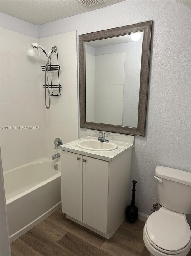 Building Photo - 582 SW 2nd Pl