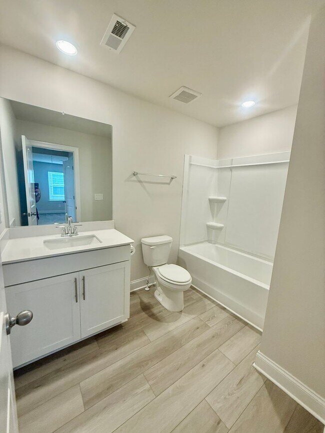Building Photo - 3 Bed 2.5 Bath House with Garage in Hermitage $2500/mo