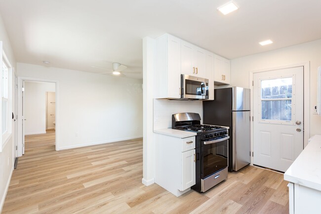 Building Photo - COMING SOON!! Amazing Renovated 1-BR Unit ...