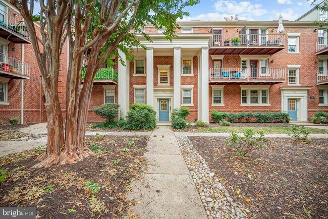 Building Photo - 1403 E Abingdon Dr