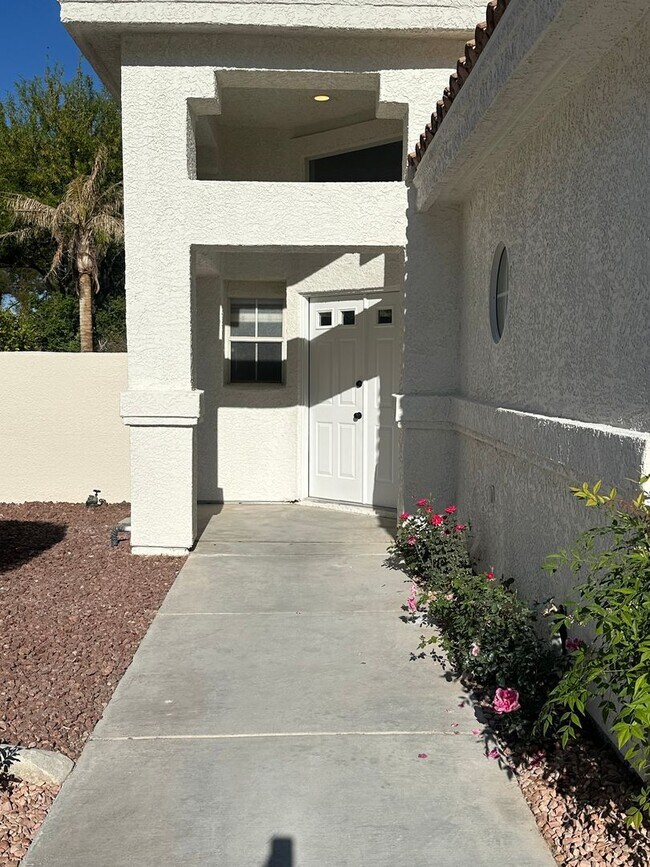 Building Photo - STUNNING DESERT SHORES MINUTES FROM THE LAKES!!!