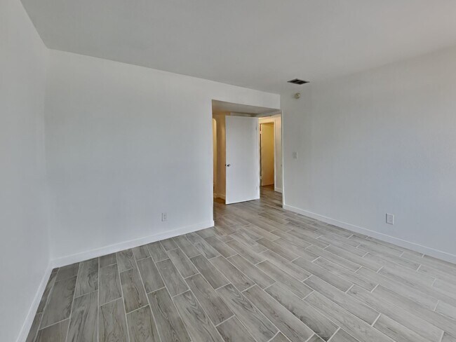 Building Photo - 828 S Langley Ave