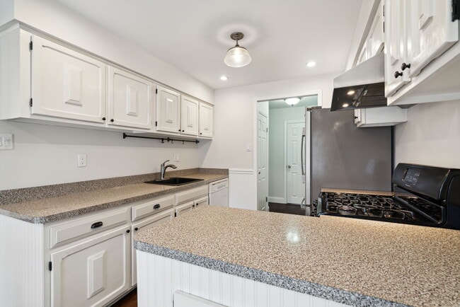 Kitchen - 100 Rennard Ter