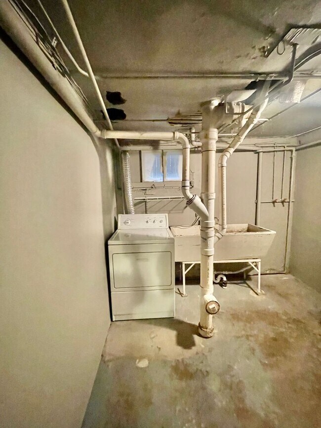Building Photo - This beautiful 3-bedroom (2 conforming and...