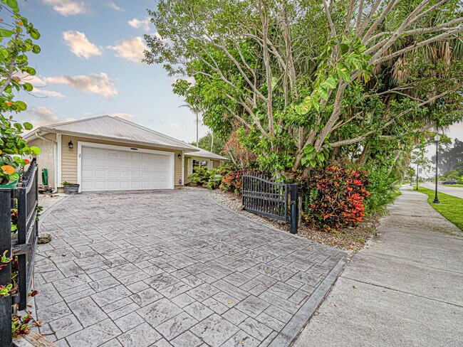 Building Photo - 1716 Indian River Dr
