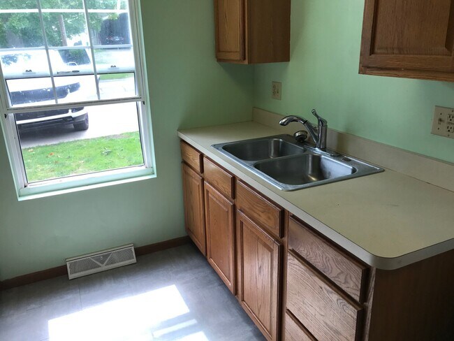 Building Photo - 204 Cherry St