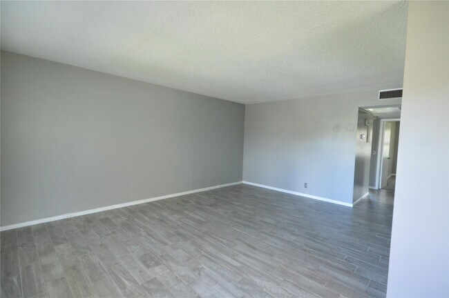 Building Photo - 144 Mansfield D