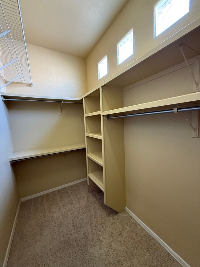 Building Photo - Beautiful 3 Bedroom Home! Available Now!