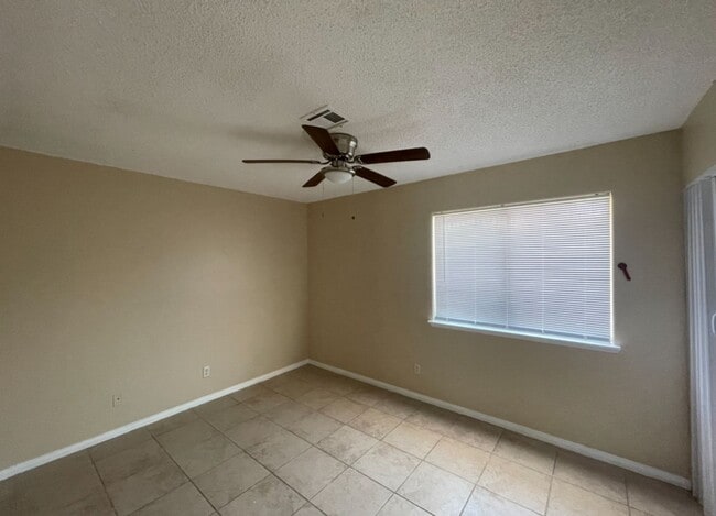 Building Photo - Beautiful 4 Bedroom 2 Bathroom house ( Smo...