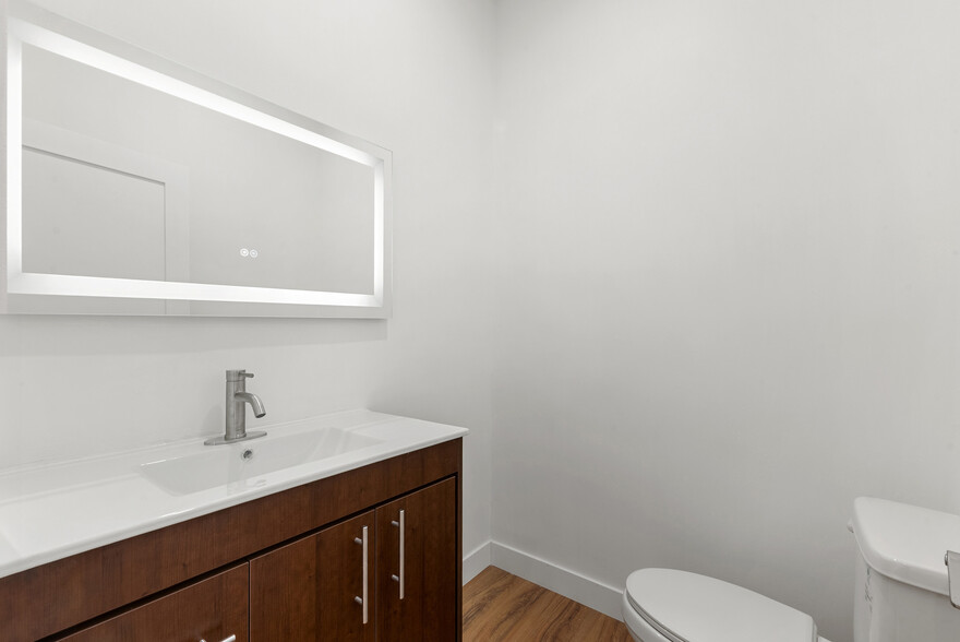 Building Photo - 1301 N Poinsettia Pl