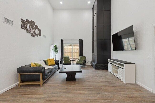 Building Photo - 12508 Green Valley Dr