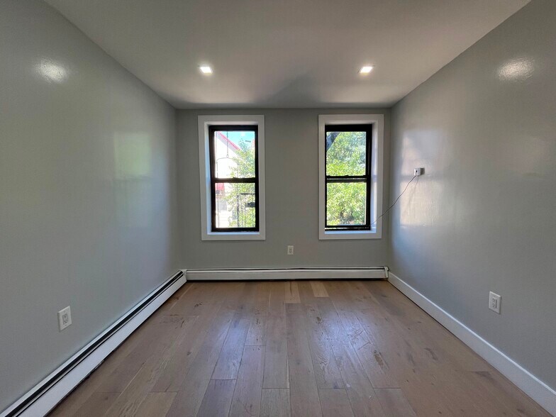 Building Photo - 326 Avenue E