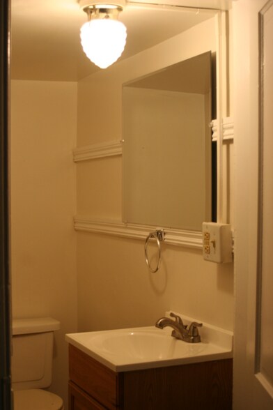 Building Photo - 843 Hollins St