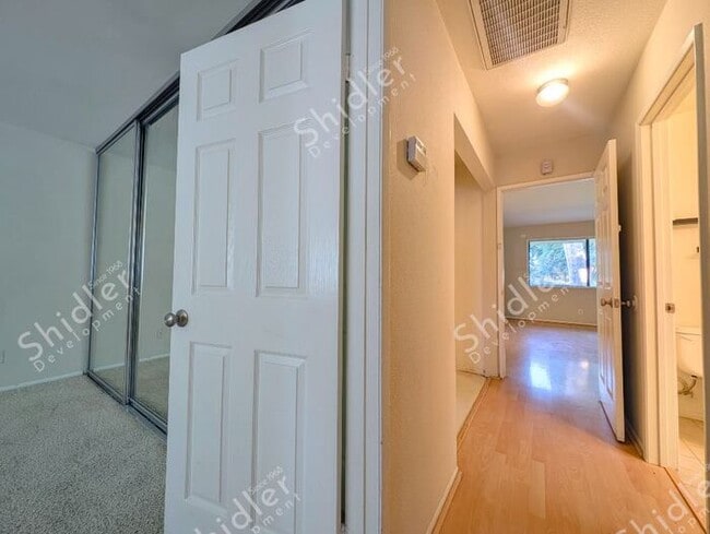 Building Photo - 2 Bed 1 Bath No one Above You
