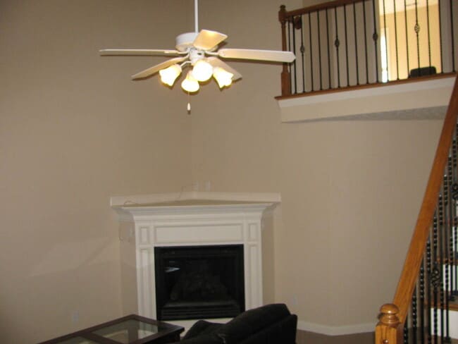 Building Photo - Like new home in Oldham County