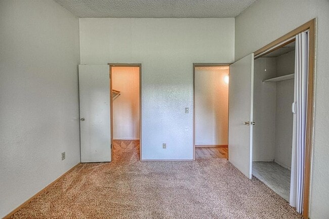 Building Photo - 2264 Donna Dr