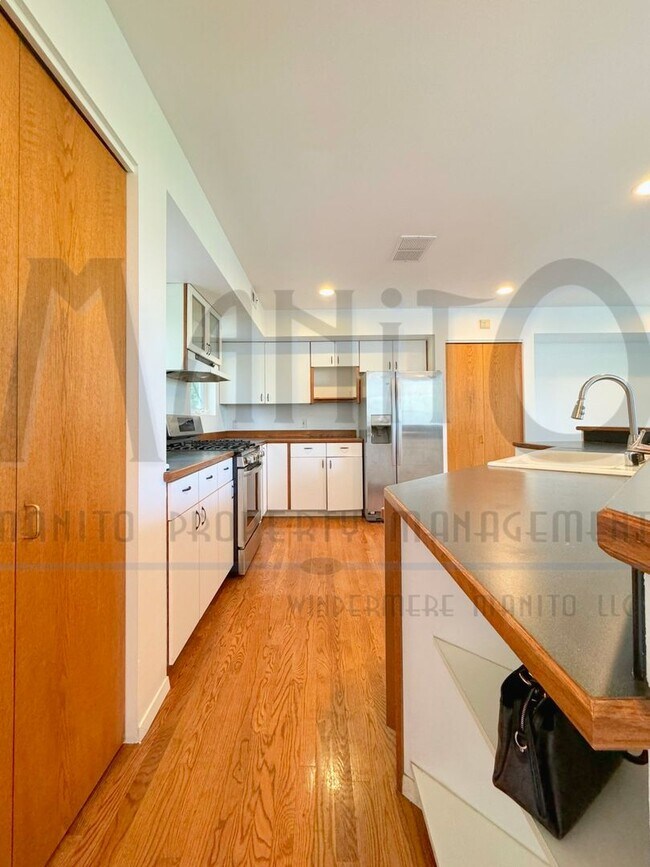 Building Photo - Unique Jon Sayler Designed Townhome