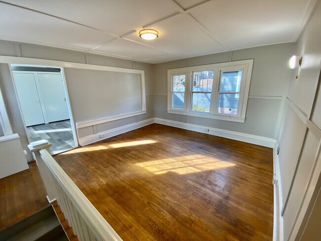 Building Photo - 40 Larchmont Rd