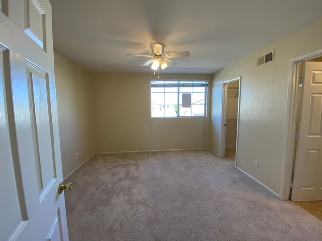 Building Photo - Beautiful Spacious 3BR/2.5BA Located in the Ivey Glenn Community!!