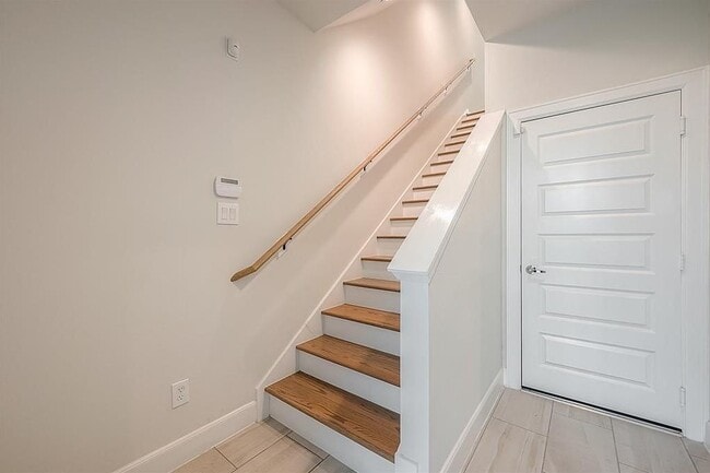 Building Photo - 2759 Clinton Dr