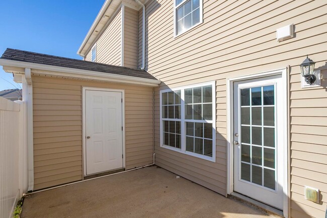 Building Photo - Newly Updated Townhome in Murfreesboro!