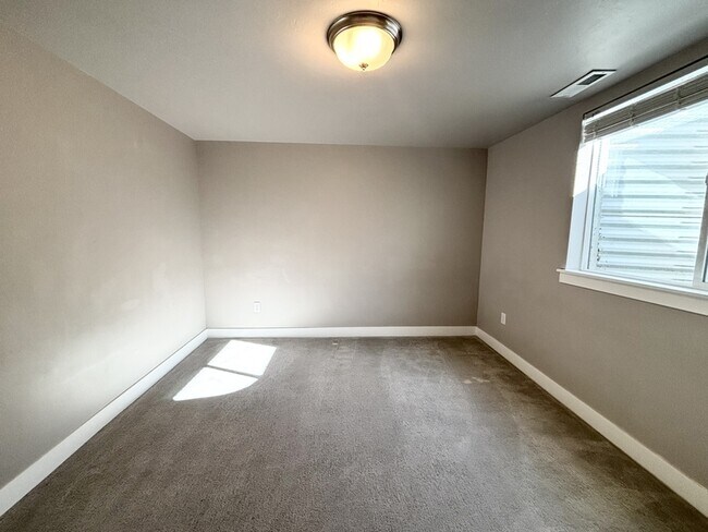 Building Photo - 11528 S 4055 W