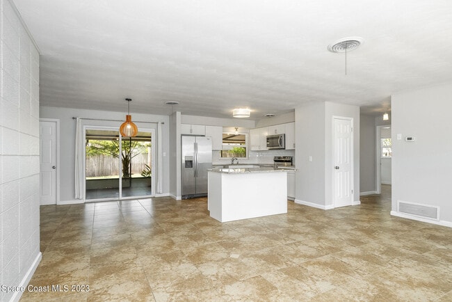 Building Photo - 250 Carib Dr