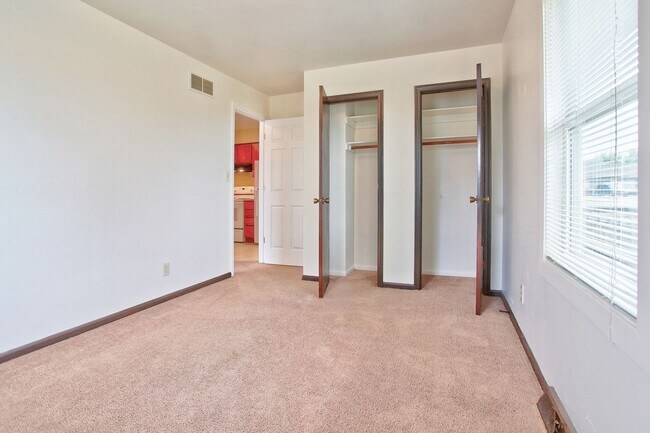 Building Photo - Private & Cozy Duplex In Prime Holland Loc...