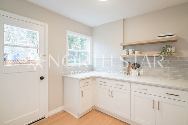 Building Photo - Newly Remodeled Lake Oswego Cottage With Lake Access.