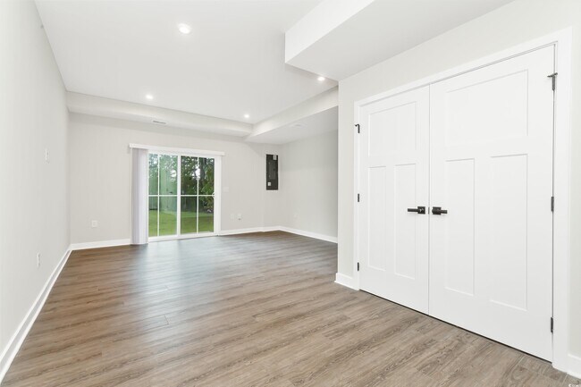 Building Photo - 303 Golan Cir