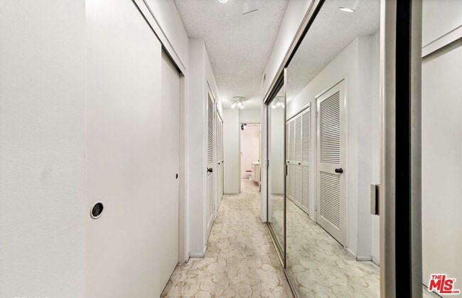 Building Photo - 321 N Oakhurst Dr