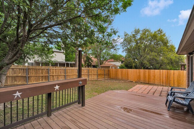 Building Photo - Charming 3 Bed 2.5 Bath Home with Solar Panels!