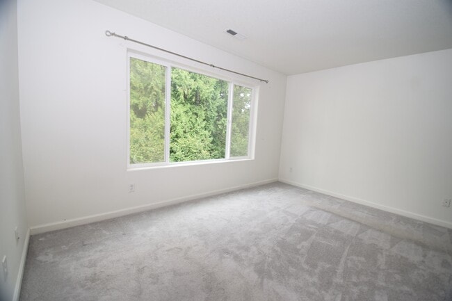 Building Photo - 432 NE 57th Ave