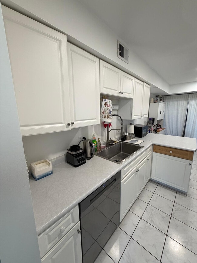 Building Photo - 15 Constitution Ct