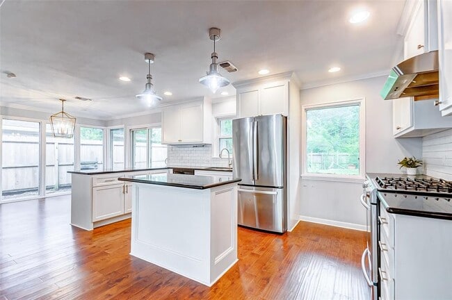Building Photo - 515 Azaleadell Dr