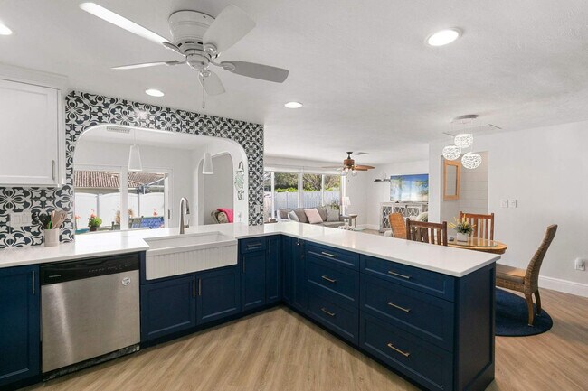 Building Photo - 685 N Barfield Dr