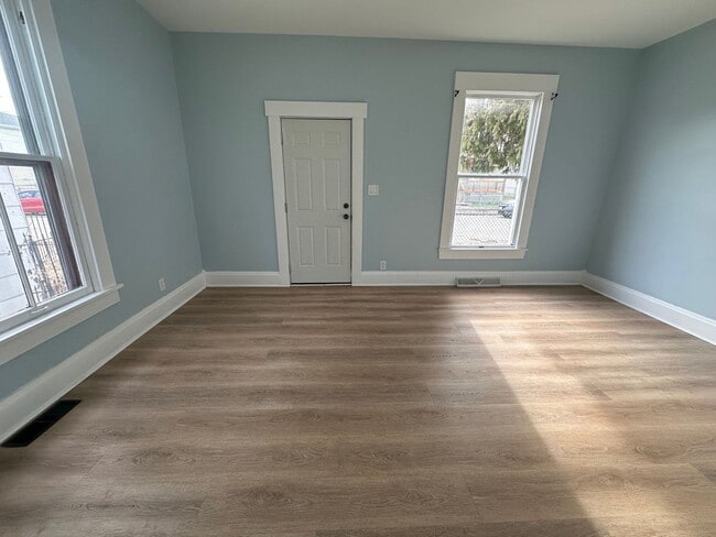 Building Photo - CUTE 2 BEDROOM HOUSE WITH LARGE BACKYARD IN HAMILTON!