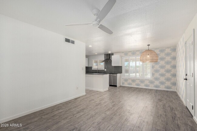 Building Photo - 5807 S Palm Dr