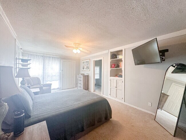 Building Photo - Modern Touches in Tech Terrace!