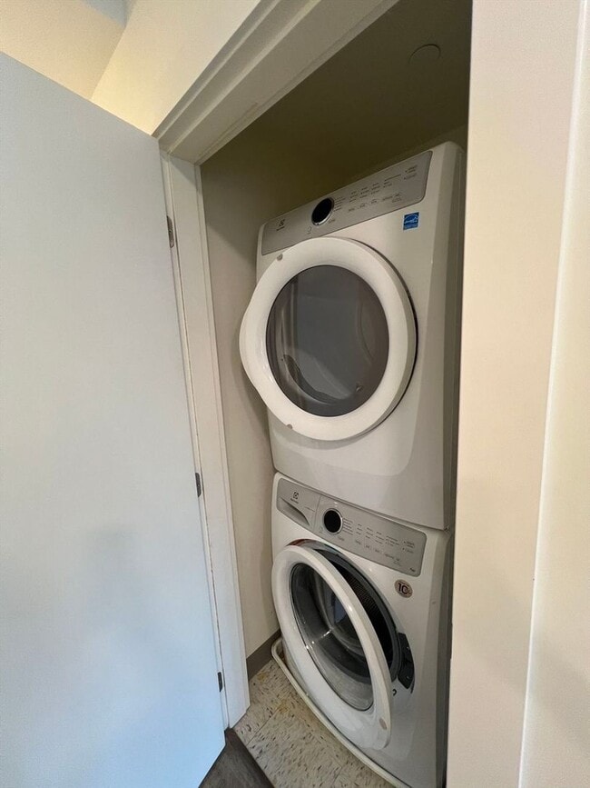 Building Photo - Great 2Br/2Bth apartment in great location ! Laundry in unit!