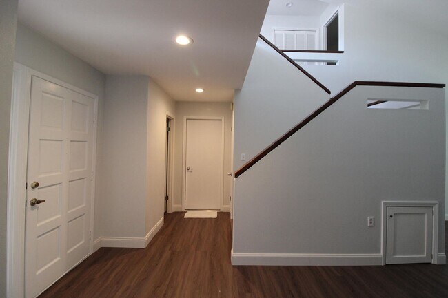 Building Photo - 3 Bedroom Townhouse in Gleneagles Community of Bluewater Bay!