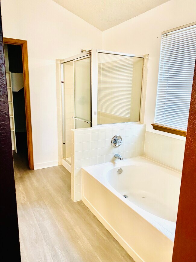 5 piece bathroom - 17065 Foxton Dr