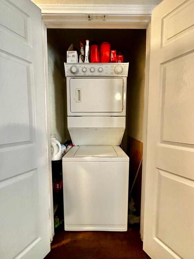 Building Photo - Spacious 4/2 Walking Distance to Campus & ...