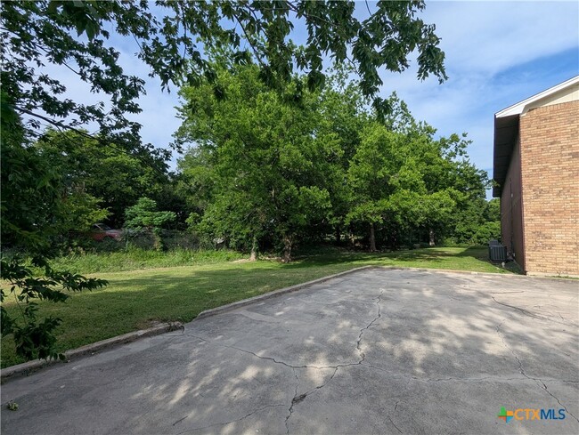 Building Photo - 1002 Charisse St