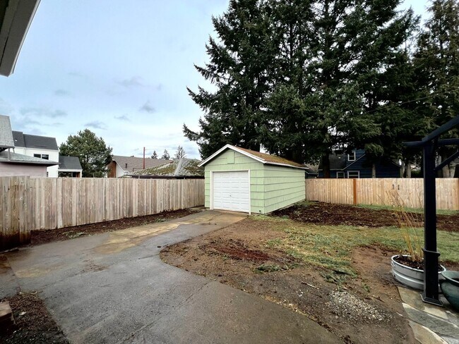 Building Photo - Newly Renovated 3 bed 2 bath With Huge Bac...
