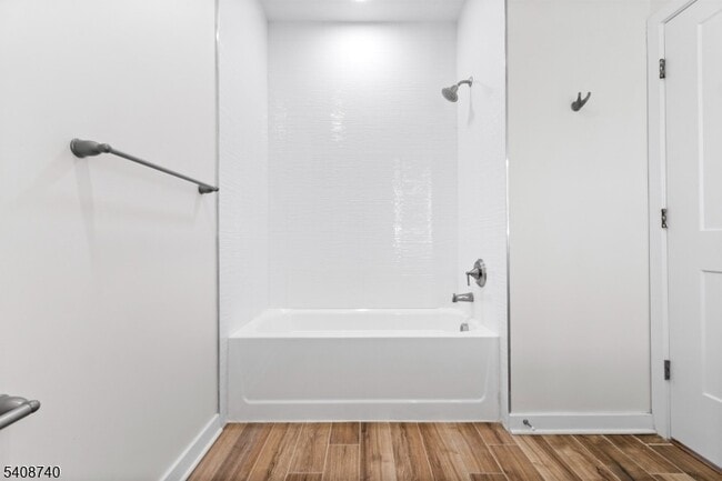 Building Photo - 321 E 3rd St