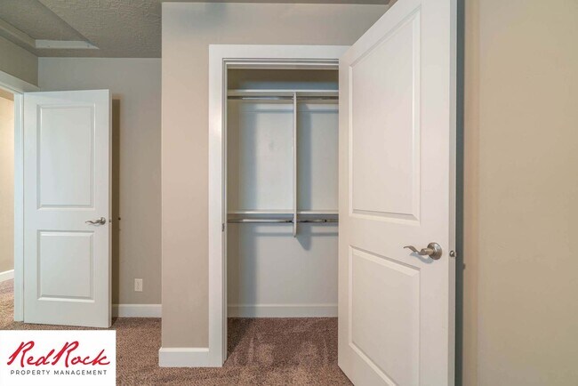 Building Photo - Spacious 4 Bedroom, 2.5 Bathroom Centrally...
