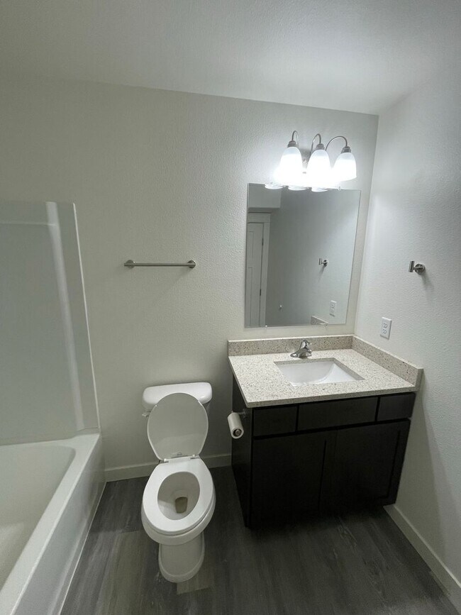 Building Photo - 2847 E Lakeview Rd