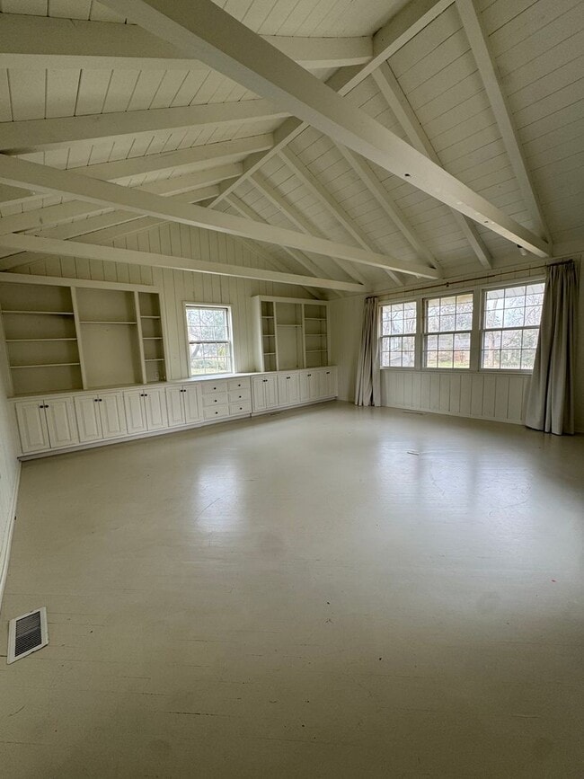 Building Photo - 2912 Woodlawn Dr