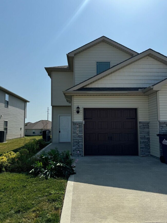 Building Photo - Beautiful 2/2.5 Duplex in Blue Springs!